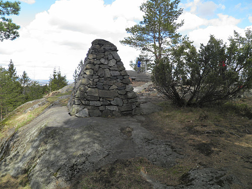 Bjønnåsvarden ble reist i forbindelse med 1000-års jubileet i år 2000.