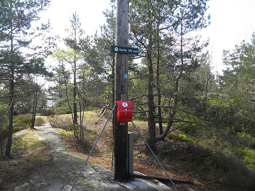 Postkasse med bok på toppen
