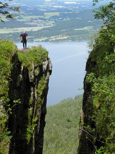 Mørgonga er en stor revne i fjellet opp mot Krokskogen. Steinsfjorden og Ringeriksbygdene i bakgrunnen