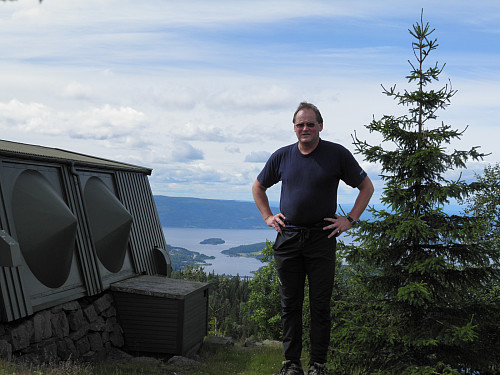 Flott utsikt fra Gyrihaugen. Tyrifjorden med Finnemarka i bakgrunnen.