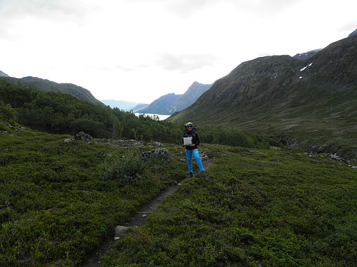 Bred og fin sti i Memurudalen. Gjende i bagrunnen