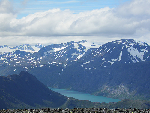 Surtningssue midt i bildet med Besshø til høyre, fotografert fra Heimdalshøe i 2012.