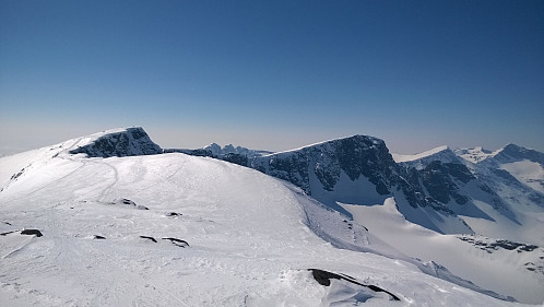 Fra Mugna mot Vest. Austre Kalvehøgde, Torfinnstindan, Veste Kalvehøgde, Leirungskampen Kvitskardtinden ? Langedalstind ? og Mesmogtinden ?.