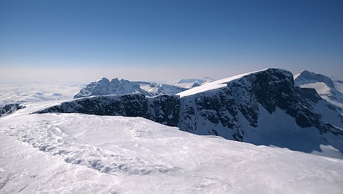 Utsikt vestover fra Auste Kalvehøgde. Vestre Kalvehøgde nærmest. I Bakgrunnen Torfinnstindene, Galdeberget? og Mesmogtinden?
