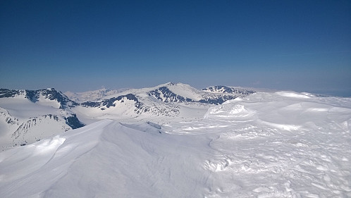 Utsikt mot nord fra Austre Kalvehøgde. Surtningssue 2368 moh skimtes i det fjerne (et stykke til venstre for midten).