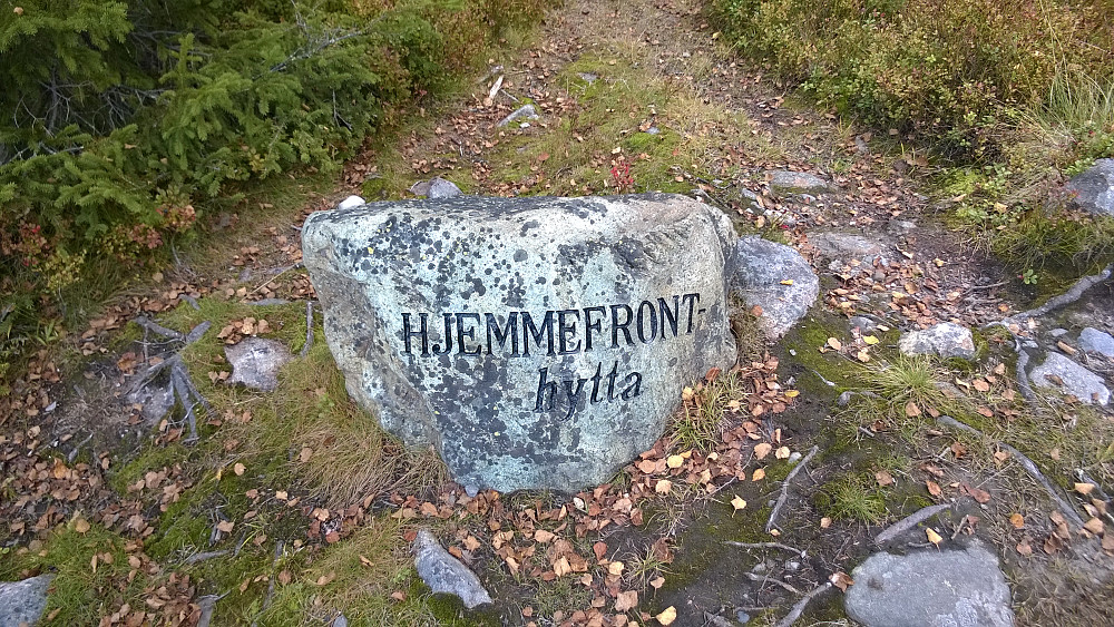Ved denne steinen tar man av hovedstien til både Torsæterkampen og Hjemmefronthytta