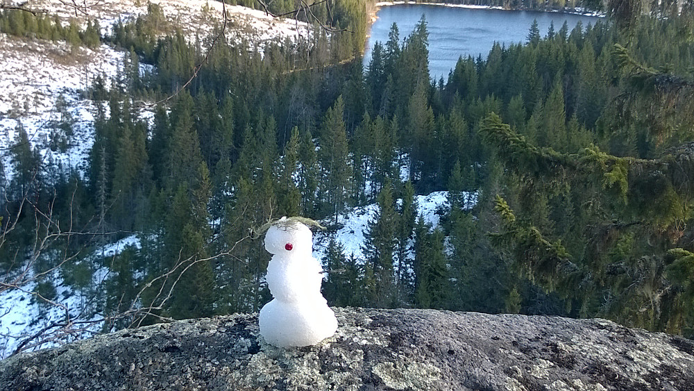 Snømann på Uglahaugåsen. Ugla sees i bakgrunnen