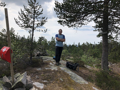 Varde, postkasse og skilt på trig. punktet, som ligger to meter lavere enn topp punktet på Pikstein.