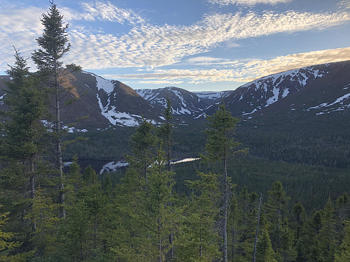 Solen er i ferd med å gå ned over Mont Albert sud (1154) og Mont Albert Nord (1088), med Lac du Diable i dalen mellom.