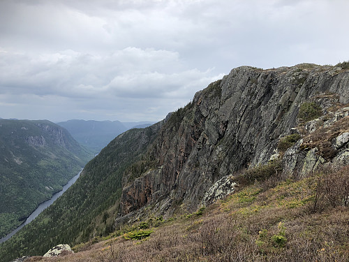 Fin utsikt mot Rivere La Malbaie i bunnen av dalen på veg opp mot toppen