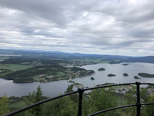 Fin utsikt fra Kongens utsikt over Steinfjorden og kulturlandskapet i Hole