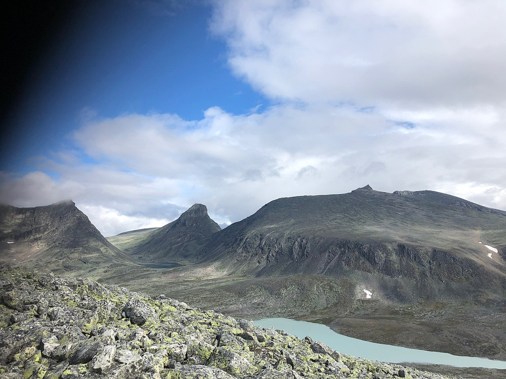Langvasstinden 2085 moh (i tåka), Larstinden 2106 moh og Snøhettamassivet 2286 moh