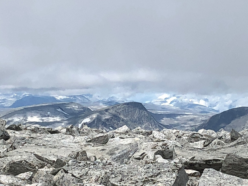 Storskrymten 1985 moh, høyest i (Sør-)Trøndelag og Oppdal og Sunndal, midt i bildet.
