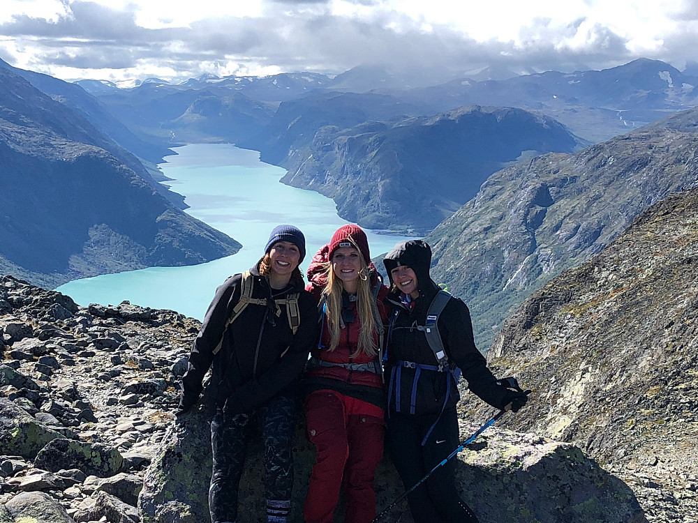 Tre fornøyde Canadiske jenter oppe i Besseggen