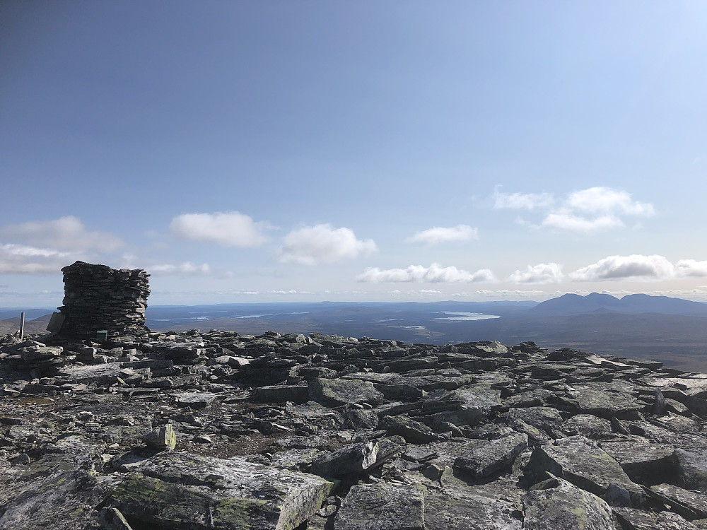 Stor steinvarde på den flate toppen av Elgspiggen. Sølensjøen og Sølen bak til høyre