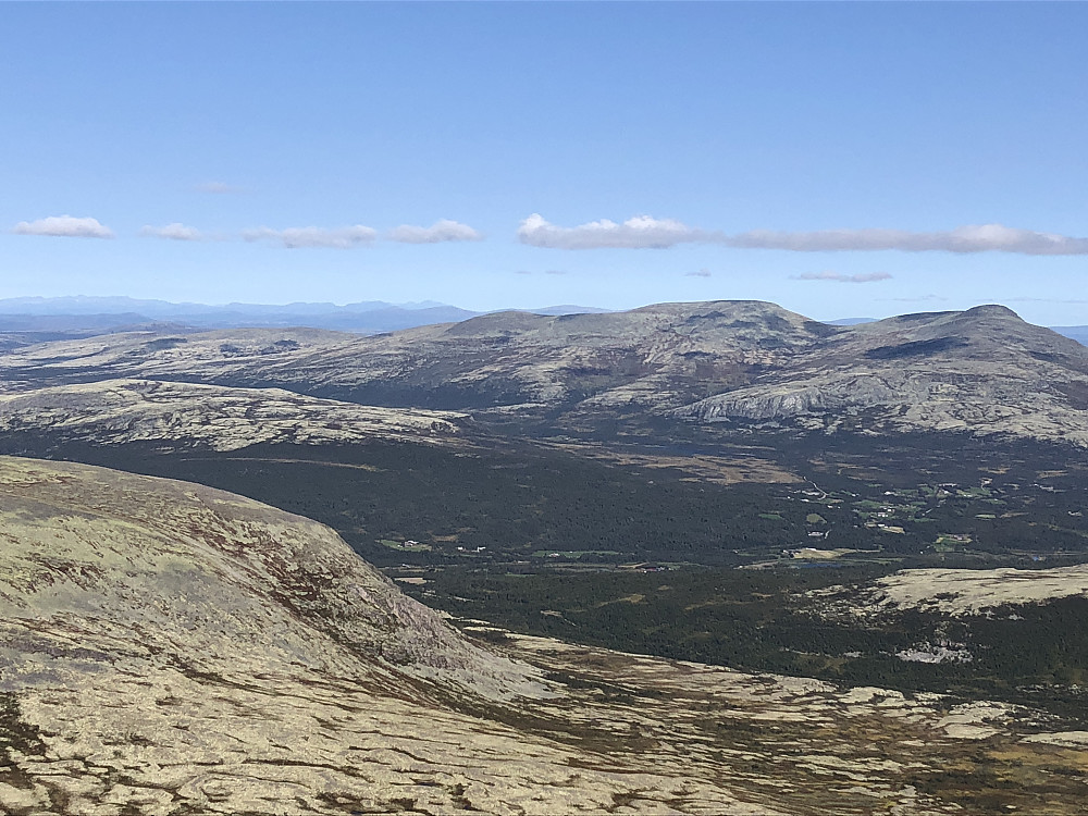 Morgendagens turmål Nordre Sålekinna 1596 moh til venstre for den mer markerte, men fem meter lavere Sålekinntoppen (lengst til høyre i bildet).