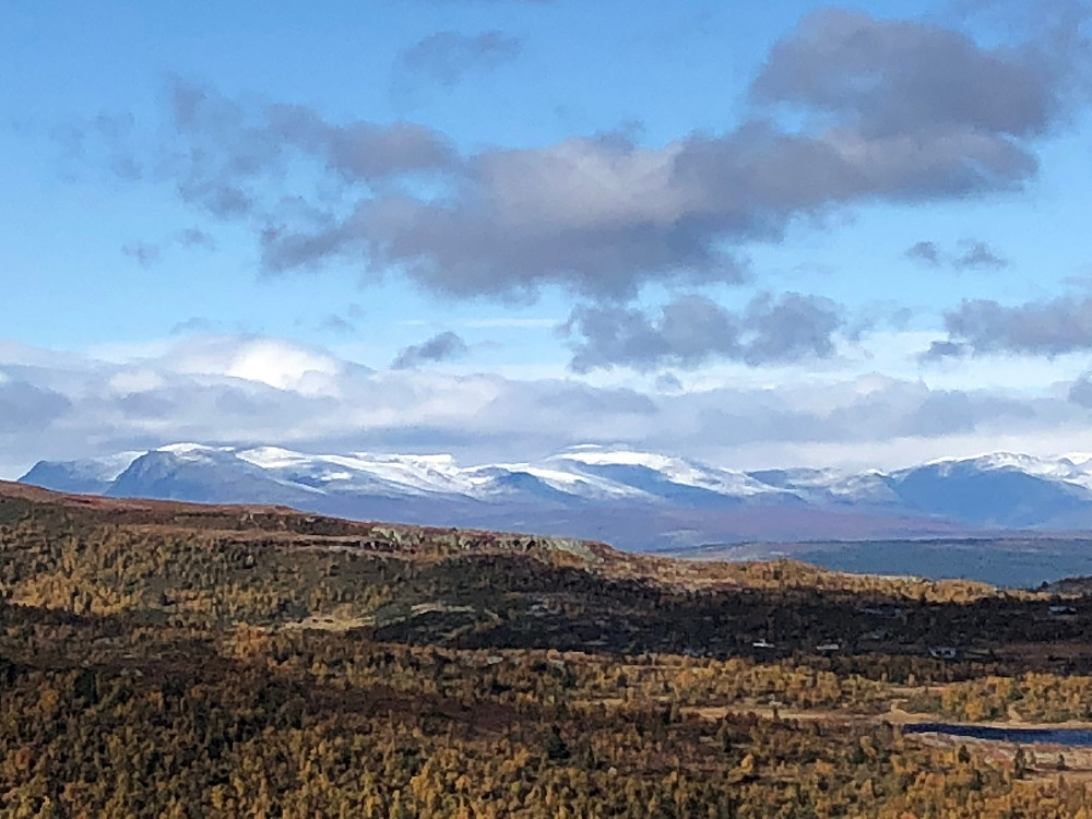 Snøen lå i Hemsedalsfjellet. Skogshorn til venstre