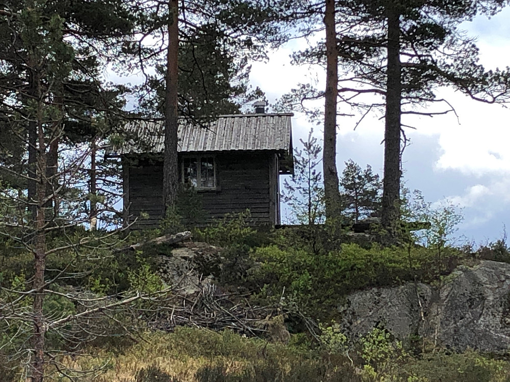 Når du ser denne hytta oppe på høyden fra veien, ta av veien og gå rett østover i retning Dobbedalshei