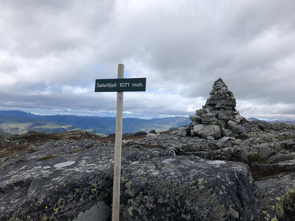 Navneskilt og større varde på Søtelifjellet vest. I følge kartet er denne toppen 1070, mens Søtelifjellet øst for denne toppen er 1071. Skiltet på feil topp?