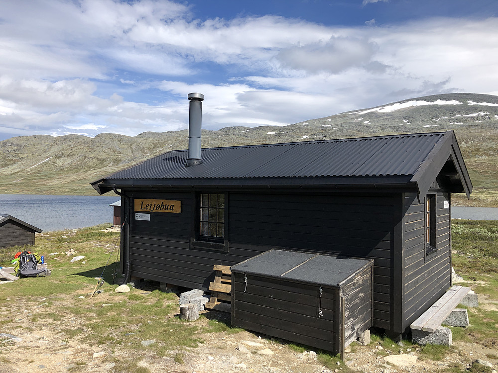 Lesjøbua ligger idyllisk til ved sydenden av Lesjøen 1180 moh