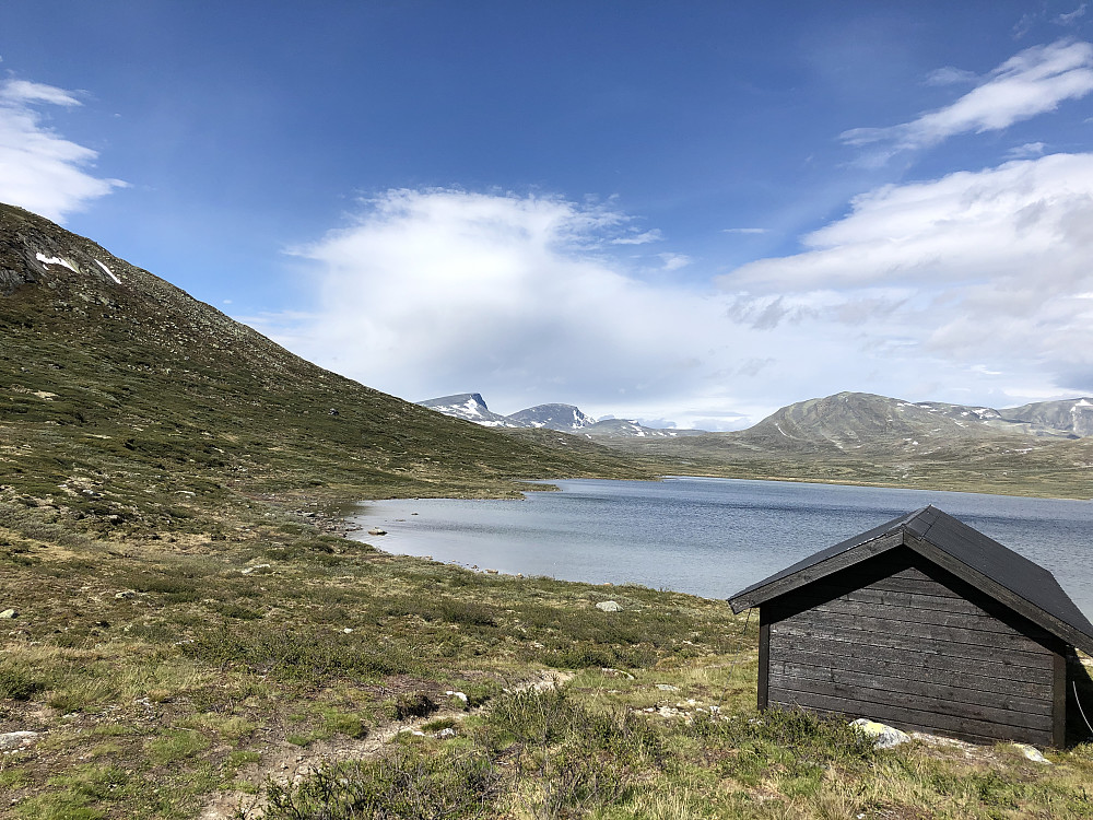 Fra Lesjøen så vi Storskymten for første gang. Her til venstre. Litlskrymten til høyre for den store.