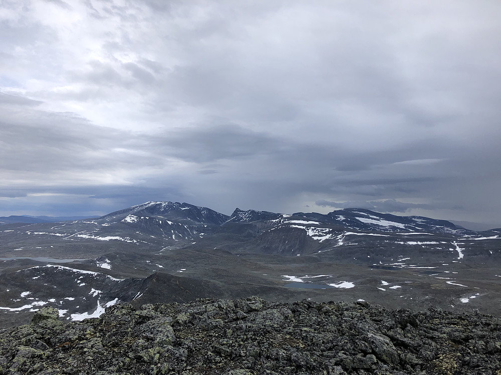 Fra venstre Snøhettamassivet, Store Langvasstinden og Storstygge Svånåtind (toppen skjult i tåke)