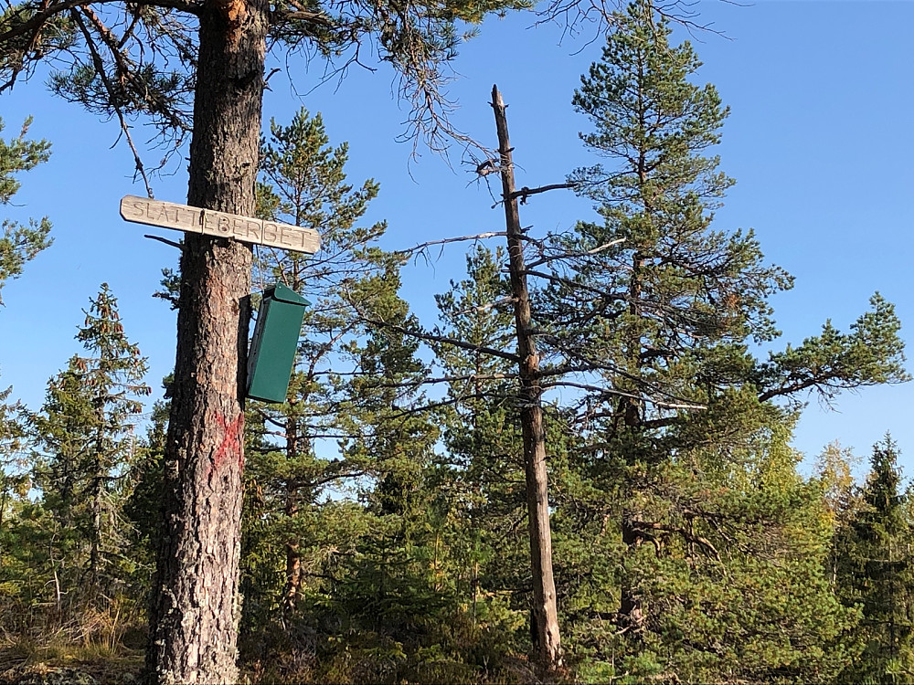 Postkasse med bok på nabotoppen på Slåtteberget