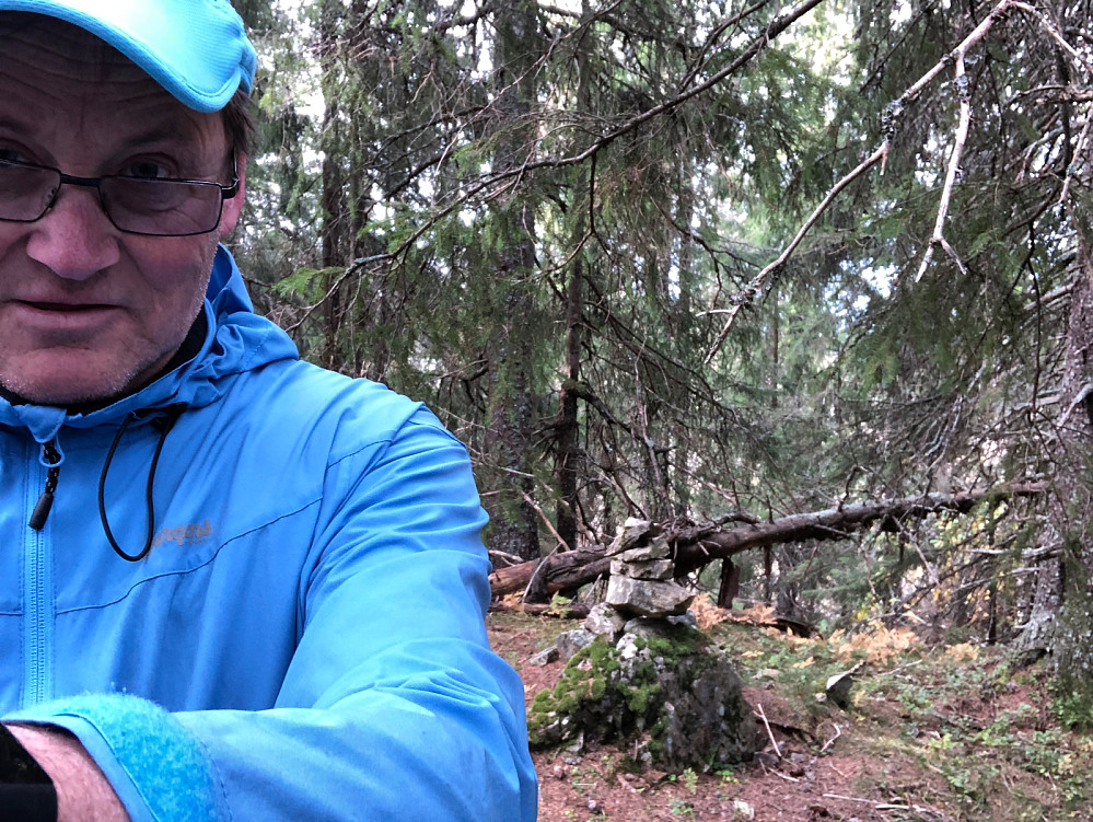 Selfie på Lamannshaugen med varden i bakgrunnen