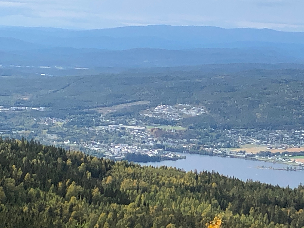 Flott utsikt  fra utsiktspunktet ned mot Jevnaker med Høgfjell på Vikerfjell i bakgrunnen