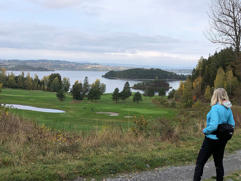 Fin golfbane på Storøya. Haraøya, Limovntangen og Røyse bak