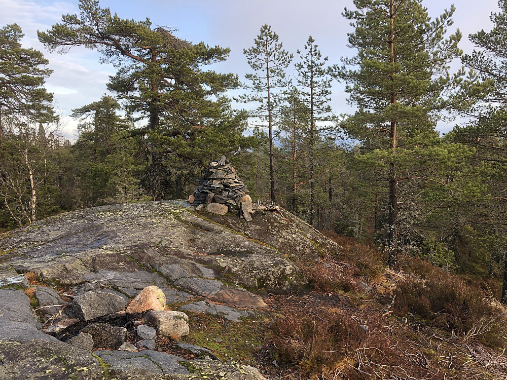 Varden og bolten på Klomshue. Peakbookelementet som kanskje er noen cm høyere ligger 50 meter bak fotografen