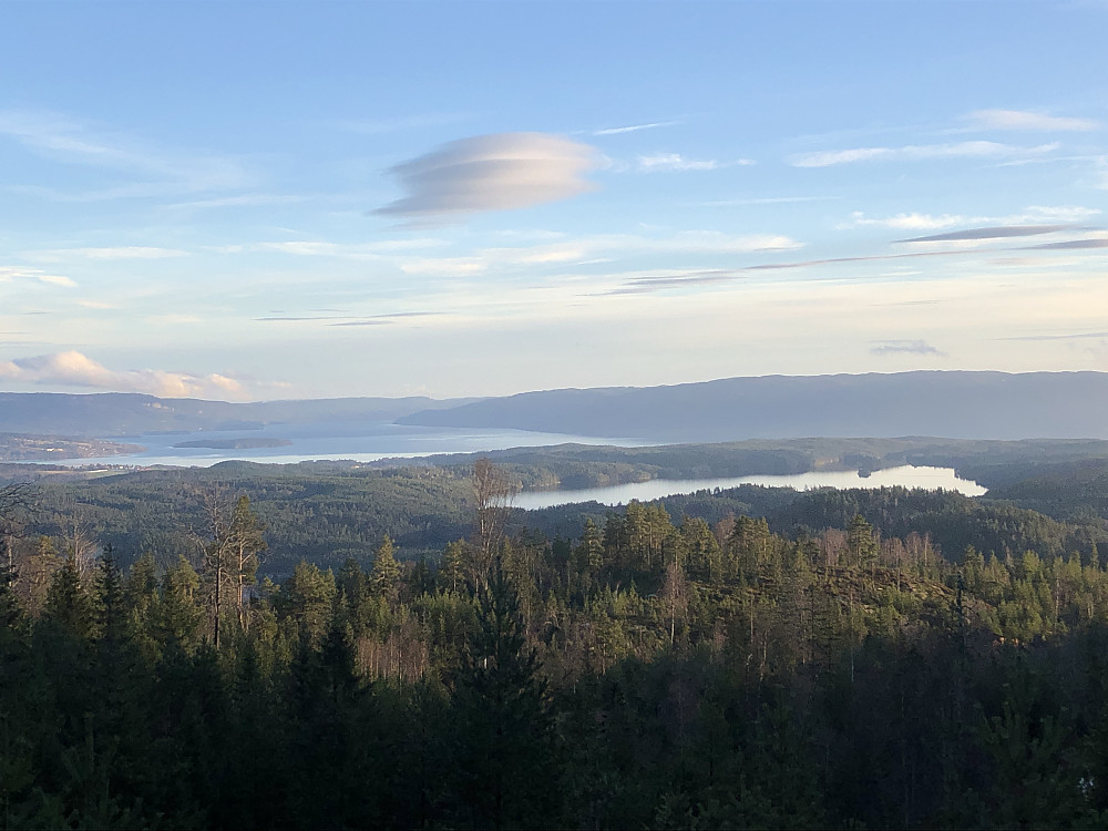 Fin utsikt mot syd fra Holleiaflaget syd. Væleren nærmest. Tyrifjorden med Holsfjorden og Frognøya bak. Krokskogen, Vestmarka og Finnemarka i horisonten