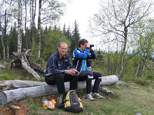 Geir S og Lars F beundrer utsikten fra Lamannshaugen