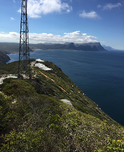 Fra toppen nord mot Cape Peninsula og litt av False Bay. Table Mountain ligger bak/i de "feteste" skyene