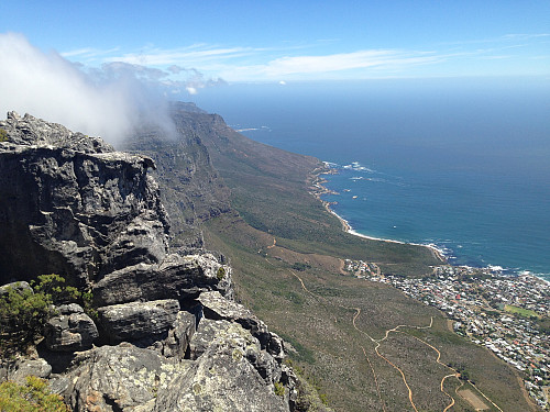 Kysten syd for Cape Town. Twelve Apostles delvis skjult i tåkeskyer.
