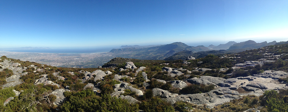 Panorama fra Maclear's Beacon. False Bay (hvor jeg var med organisert tur og kikket på hvithai noen dager senere) til venstre, Cape Peninsula med Cape of Good Hope til høyre.