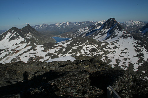 Utsyn mot 2 mektige egger; Rauddalseggje til høyre og Skarddalseggje med Skarddalstinden foran til venstre