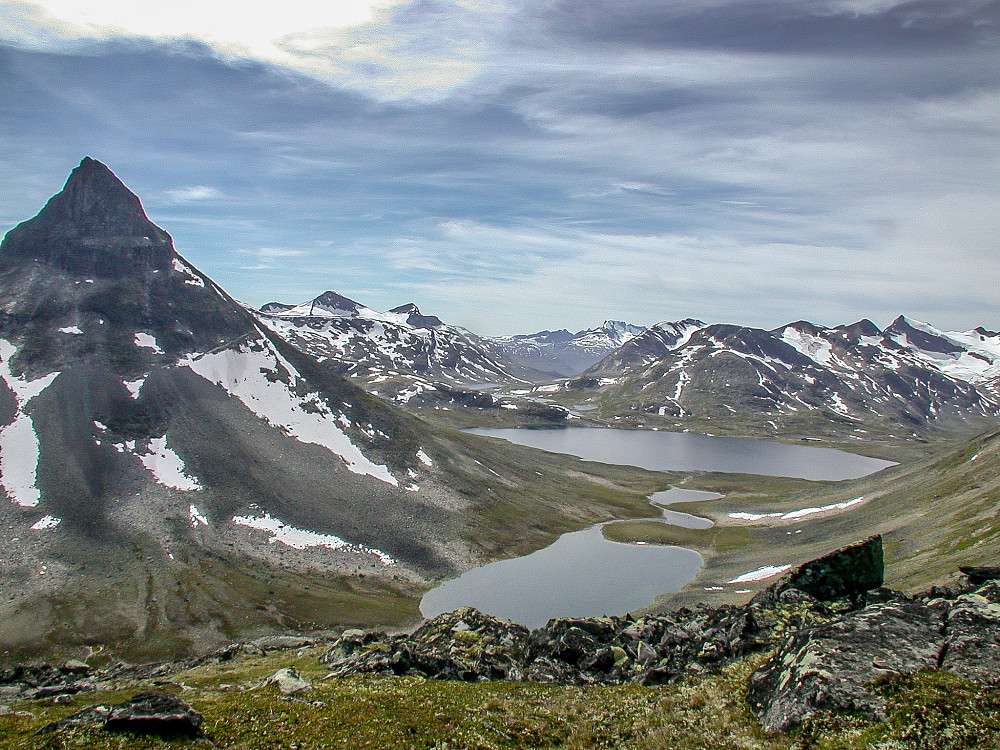 Fra sørflanken av Tverrbytthornet  mot Kyrkja og Leirvassbu.