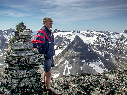 Toppvarde Tverrbytthornet. Kyrkja bak senter