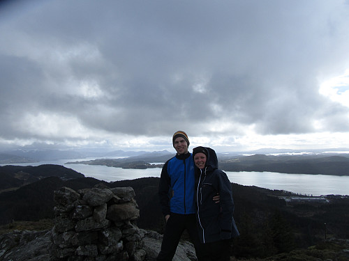 Sarah og Kristian ved toppvarden på Brakstadfjellet