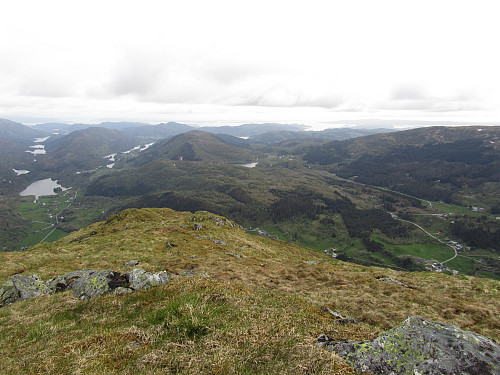Utsikt mot sør; dalfører i Os og Bergen Syd. Bontveit nærmest høyre