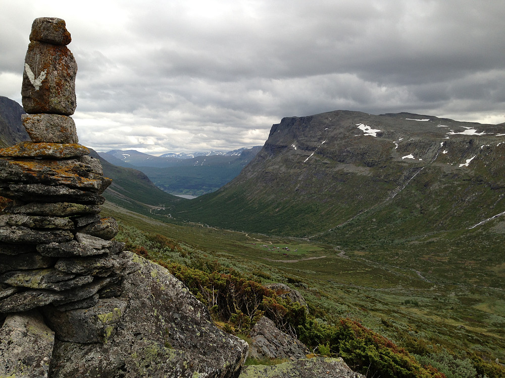 Ned igjen. Sanddalsstøylen og Sanddalen. Skutshødn dominerer til høyre i bildet