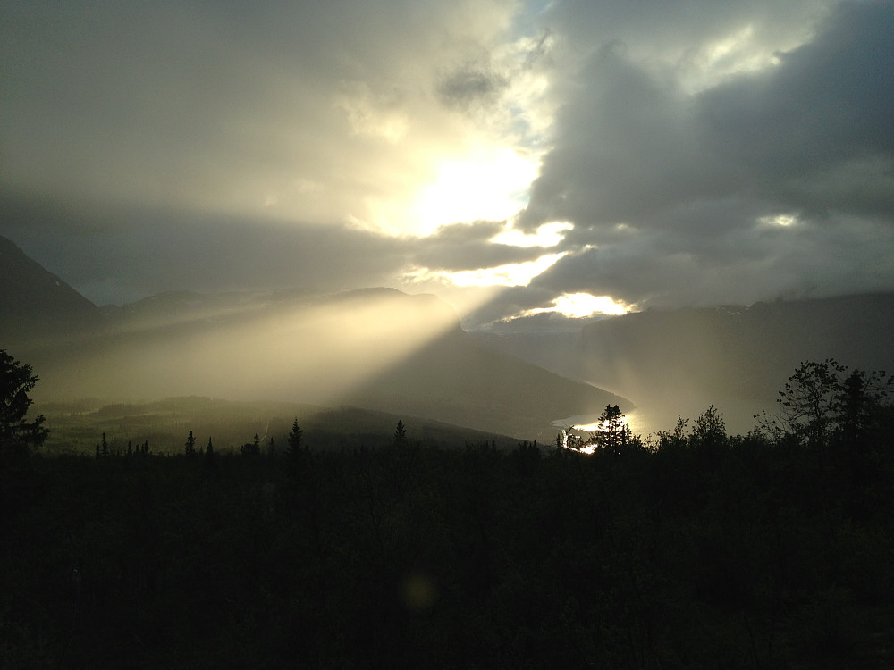 Spesielt lys over Vangsmjøse og Bergsfjellet etter tur.