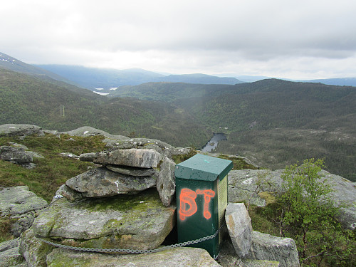 Toppen med utsikt mot Hesjedalen og Blomdalen parkering