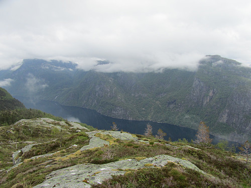Bratt ned mot Osterfjorden. Høgenipa skjult i skyer på østsiden av fjorden