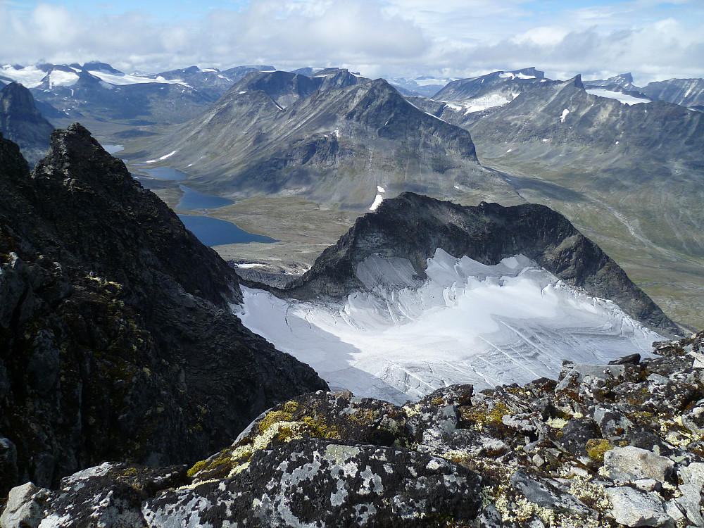  Utsikt mot nordvest, inkl Bentes "hat-topp nr 1" i Jotunheimen; N. Semelholstind