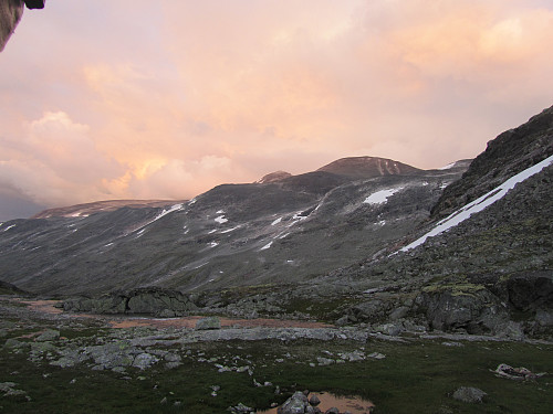  Trulsbu. Kveldhimmel mot dagens topper.