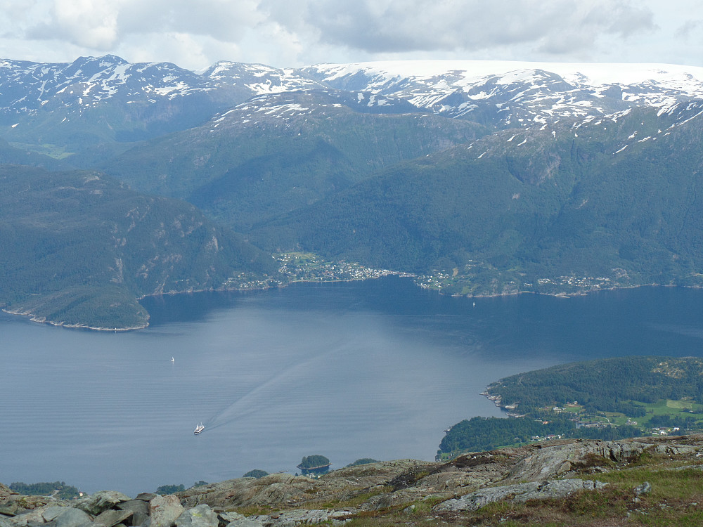 Utsikt fra Tørvikenuten mot Jondal og Nordre Folgefonna.