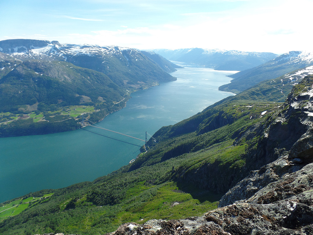 Utsikt mot Sørfjorden og Hardangerbrua
