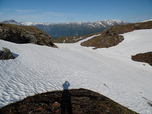 Snøfylt kløft mellom Troppefjellet(ve) og Midtfjell(hø); krysningspunkt på returen